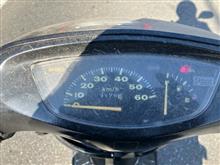 オイルランプの台瑠璃色に花模様 赤ランプ点灯。（ホンダ ライブディオZX）