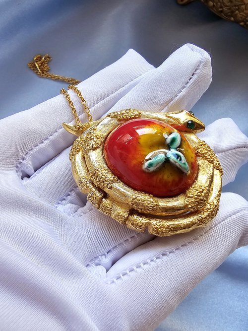 台湾 エデンの園 禁断の果実 蛇と林檎のロケットネックレス