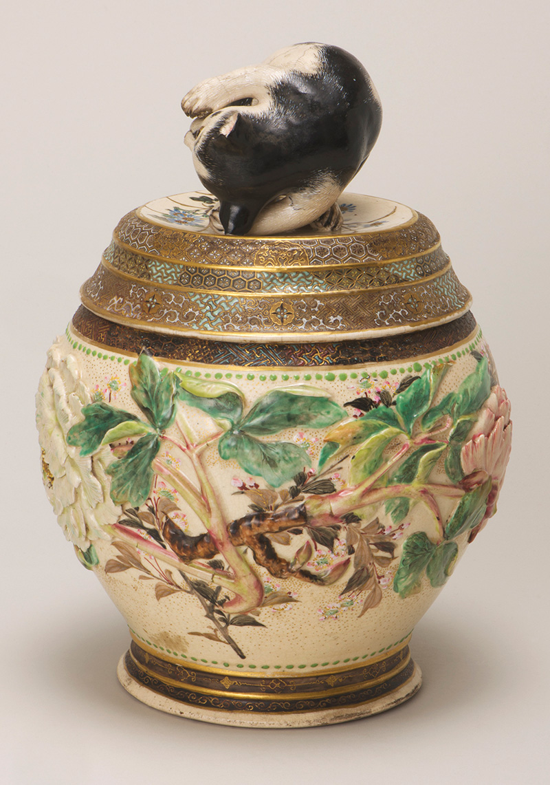 眞葛焼 高浮彫牡丹に眠猫覚醒蓋付水指 | 神奈川県立歴史博物館