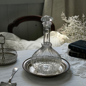 丸みを帯びたガラスが美しいデキャンタ（高さ28cm） イギリス