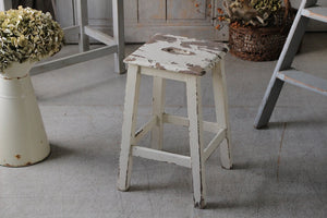 シャビーな白ペイントの可愛いスツール（高さ44cm） フランス