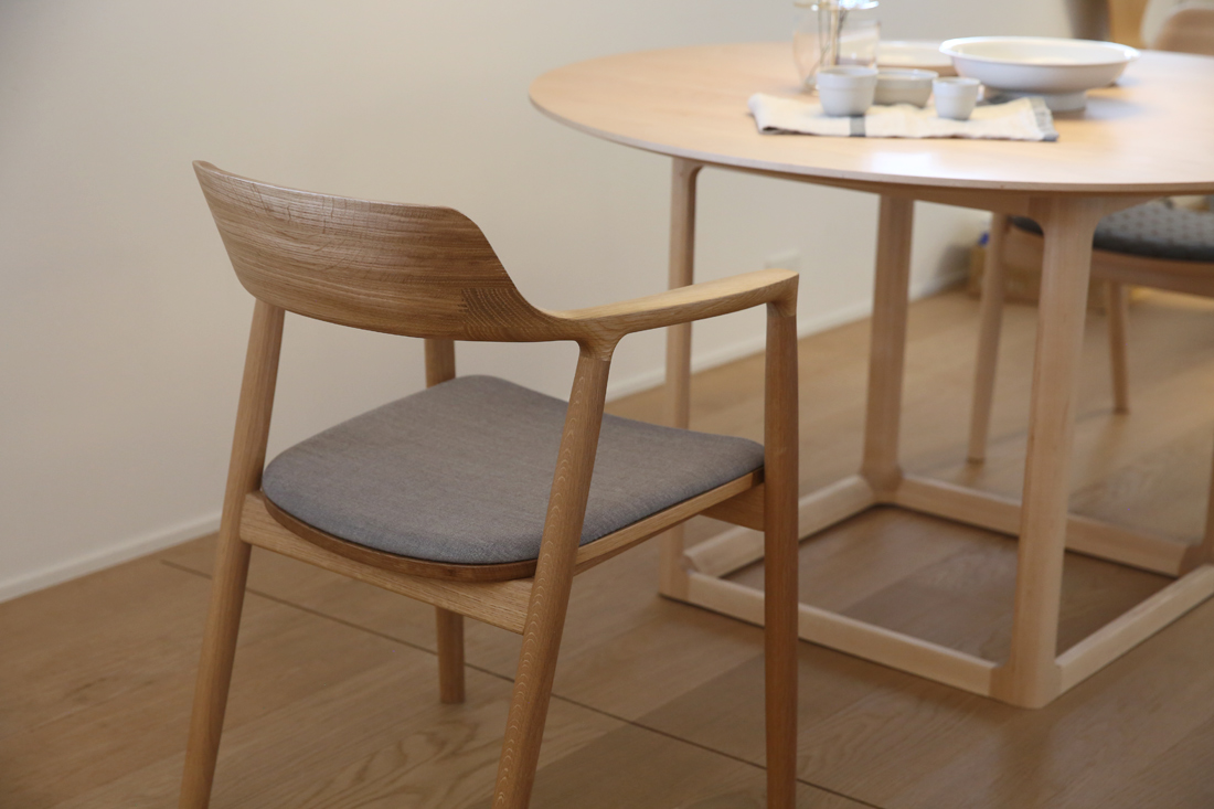⑦北欧レトロ マルニ木工 木製椅子 鋲打ちダイニングチェア ロビー