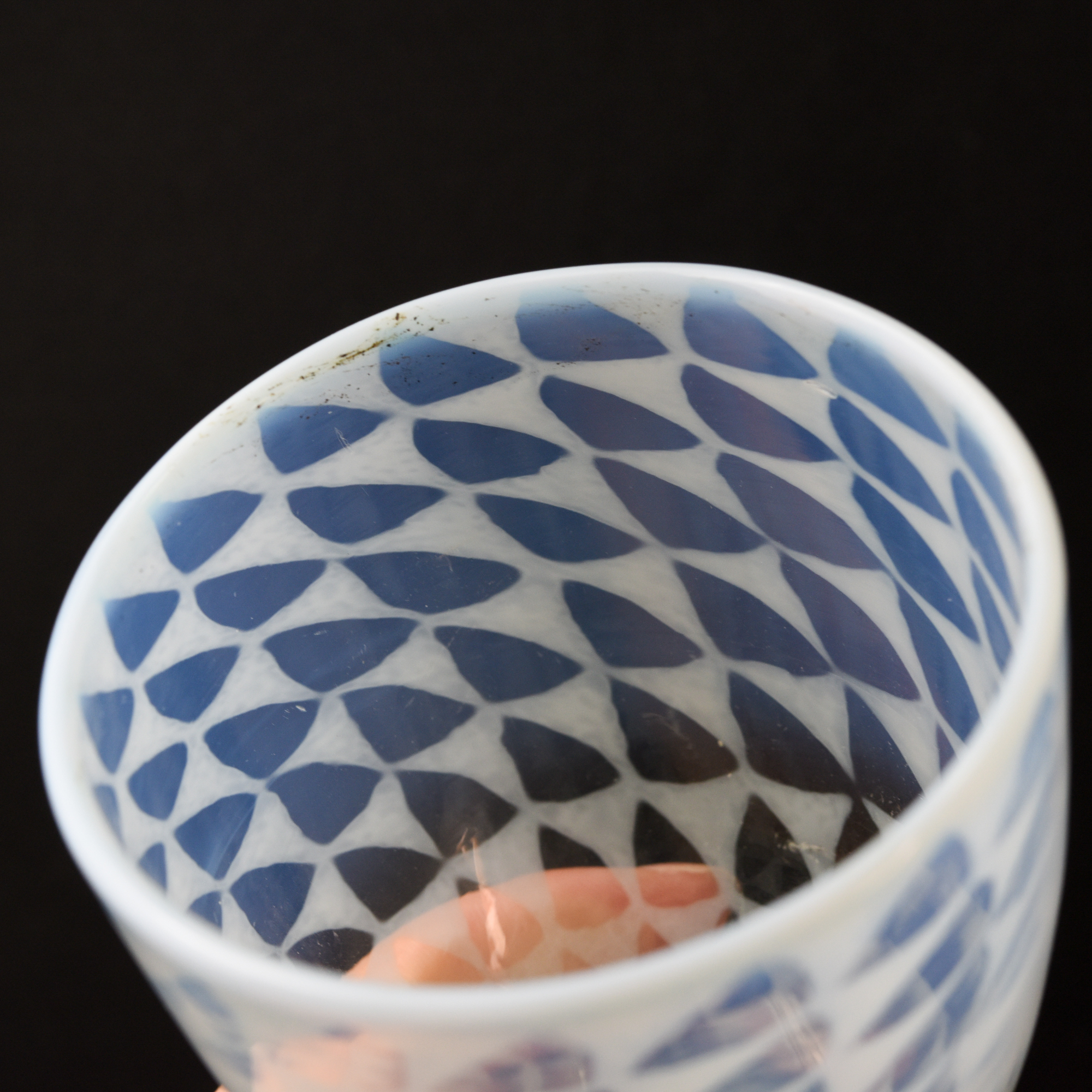 氷コップ大正和ガラス乳白透かし鱗文なつめ型黒脚