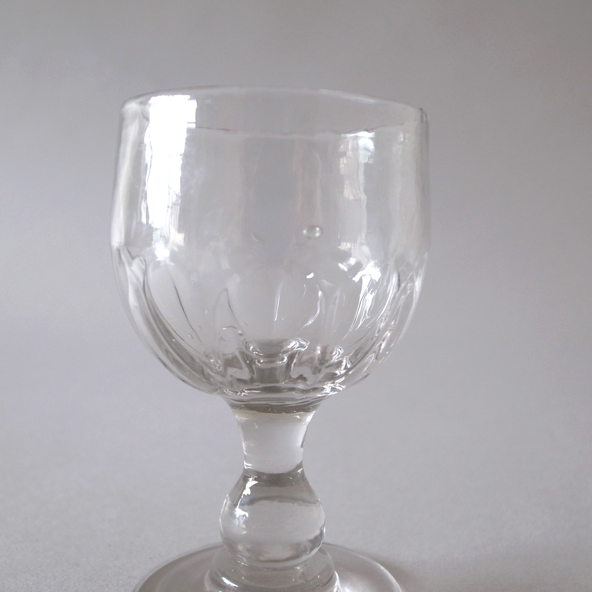 アンティークグラス オペーク（乳白色）ツイストステム ゴブレット