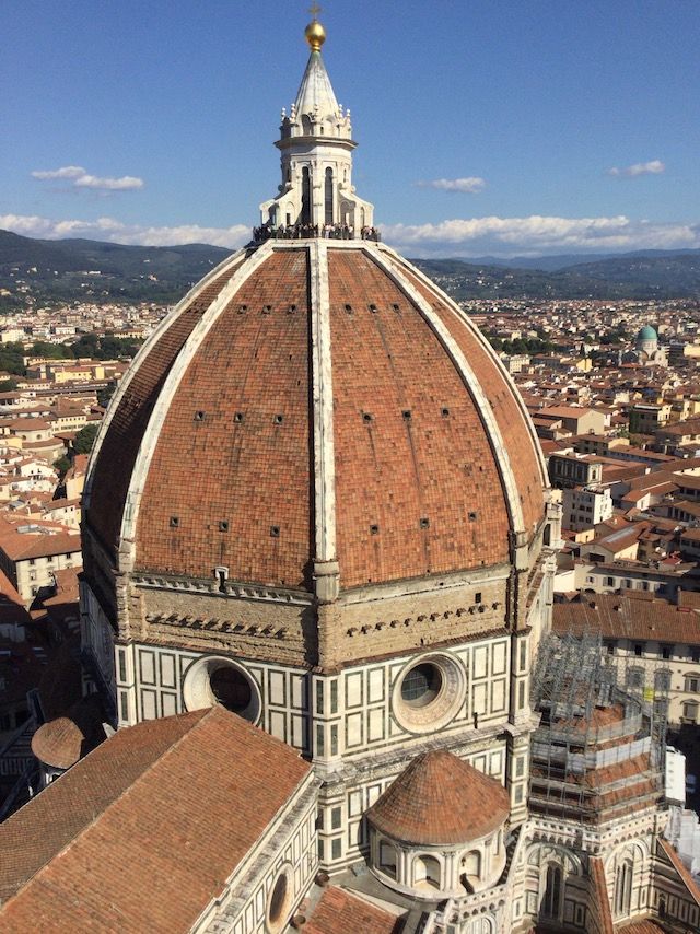 フィレンツェ大聖堂（ドゥオーモ）・クーポラと雲・