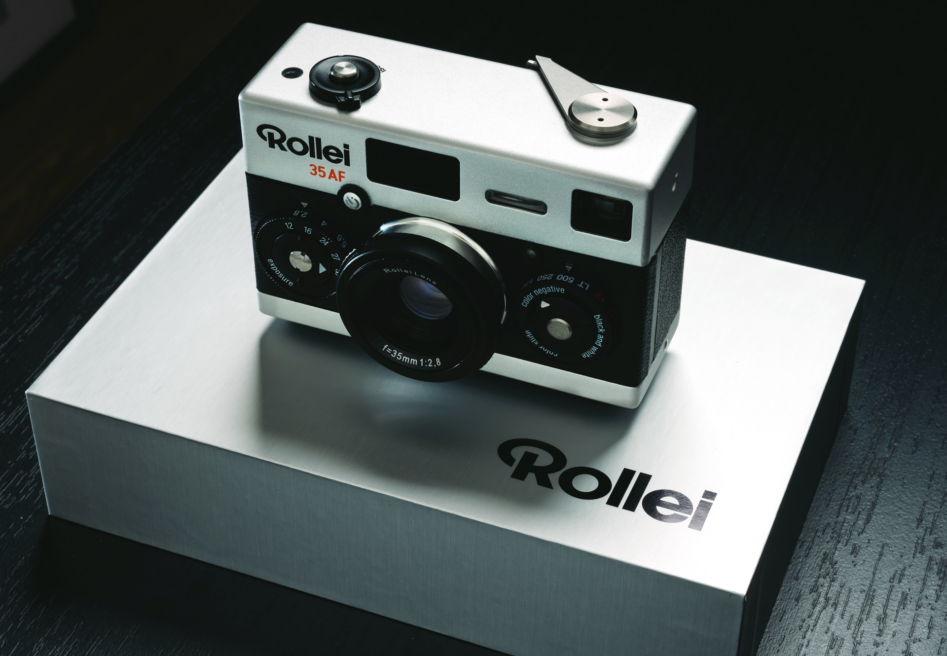AF機能を搭載したコンパクトフィルムカメラ「Rollei 35AF」…クロームと