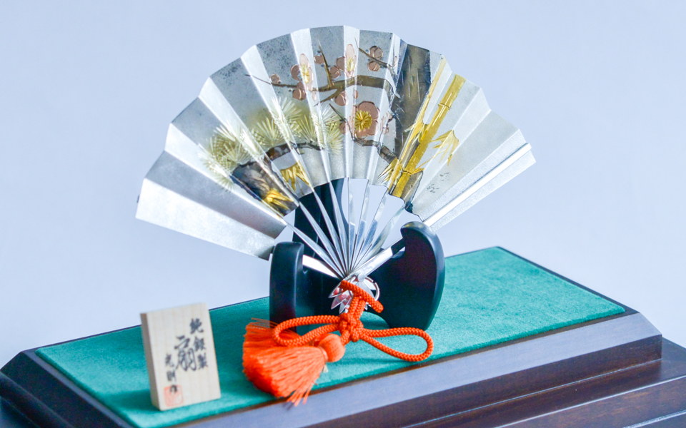 送料無料】 銀製 扇子 松竹梅 E 6.0号・51g ガラスケース付き / 光則