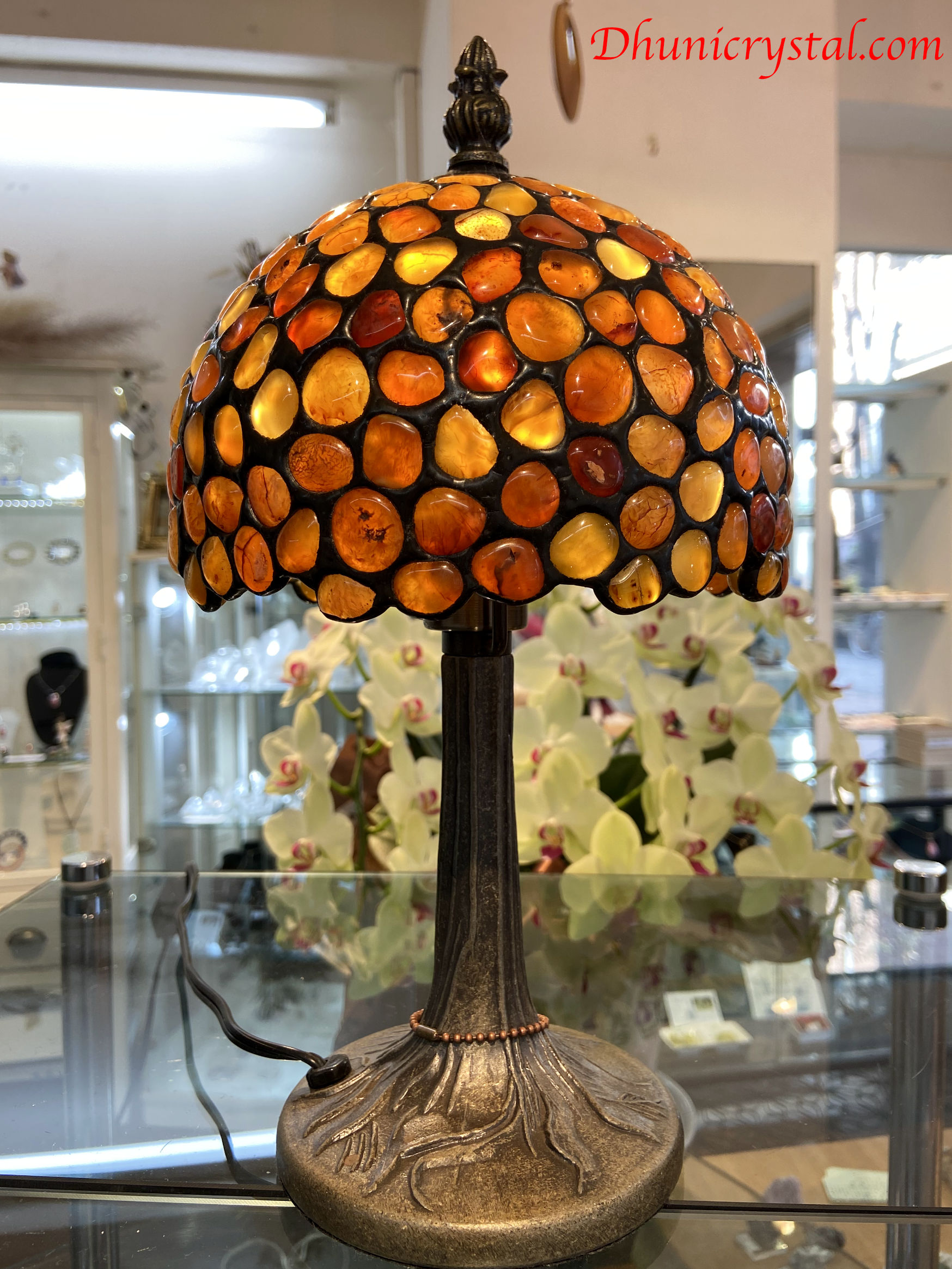 薔薇があでやかな大きなステンドグラス／宙に浮かぶ常夜灯がまるで