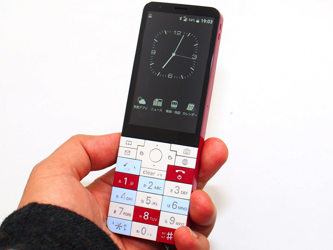 あの名作が帰ってきた！使ってわかったau「INFOBAR xv」の○と×｜@DIME