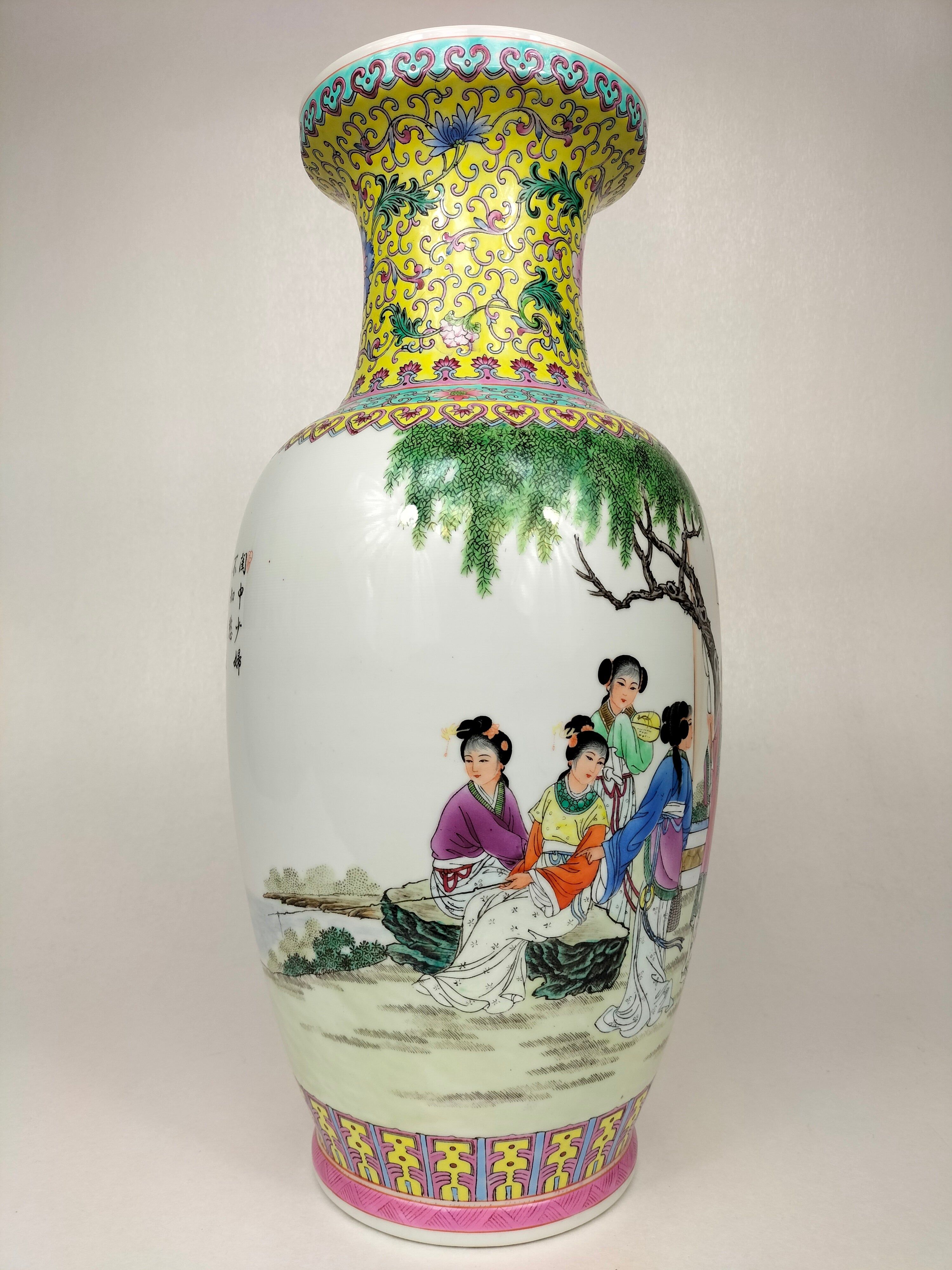 花园场景装饰的中国粉彩花瓶// 景德镇- 乾隆标记- 20 世纪– Diddenantiques