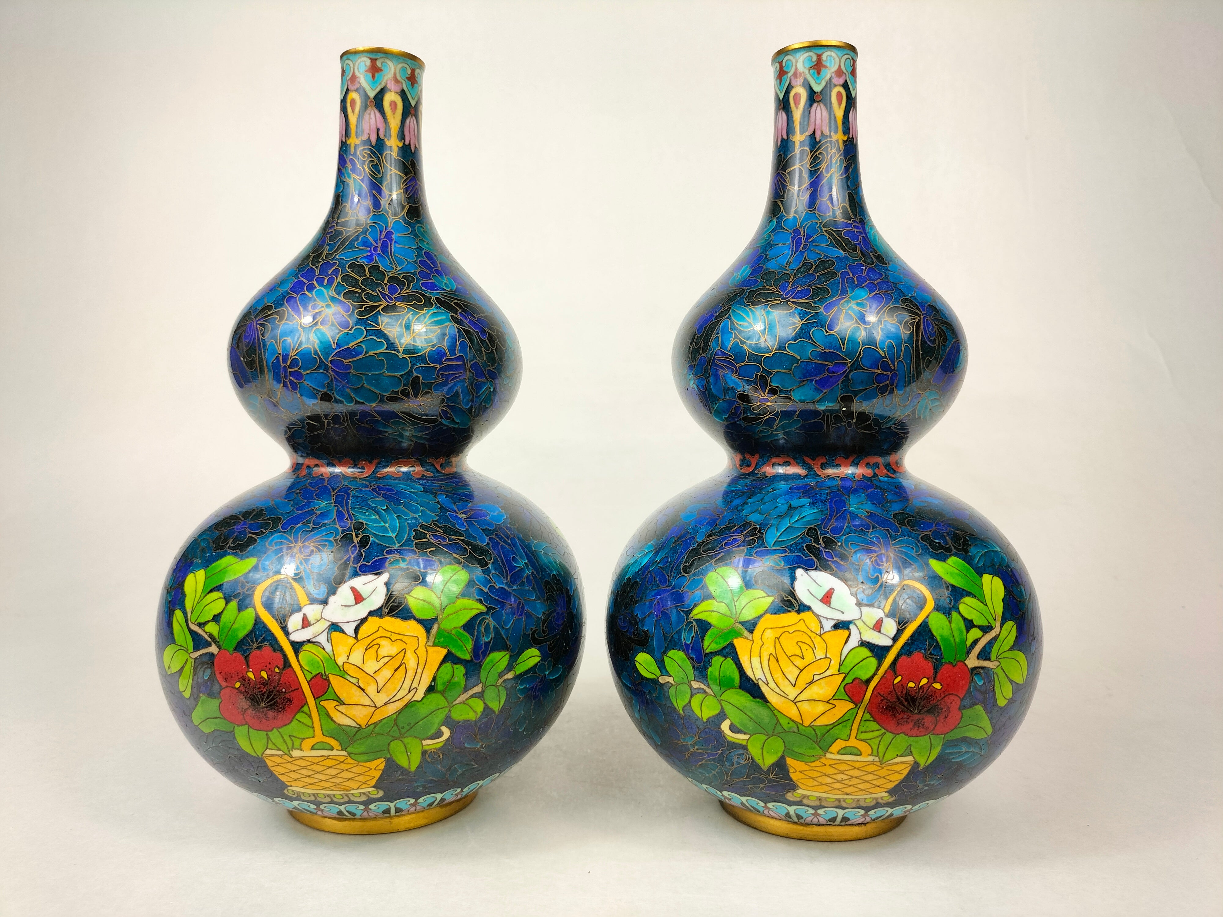 一对中国双葫芦景泰蓝花瓶装饰花篮// 20 世纪– Diddenantiques