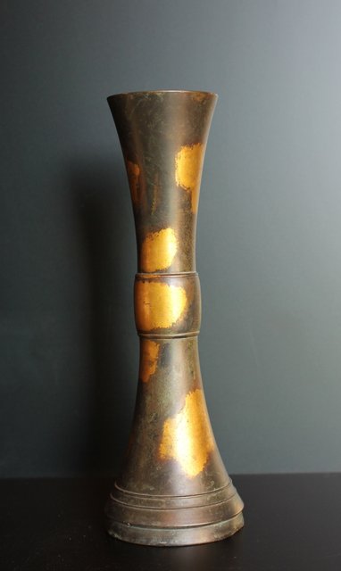 秦蔵六造 立鼓式 塗金銅花器 青銅器 共箱共布 高さ約38.7cm DX496