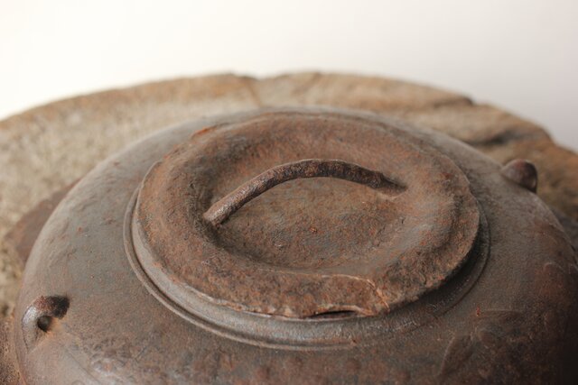 平蜘蛛釜/透木釜 M383｜骨董店 のびる 古美術 骨董 和風建具 蔵戸 買取