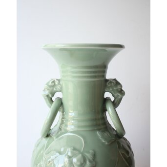 加藤渓山 天龍寺青磁 龍耳不遊環 牡丹唐草彫刻 花瓶 共箱 P639｜骨董店