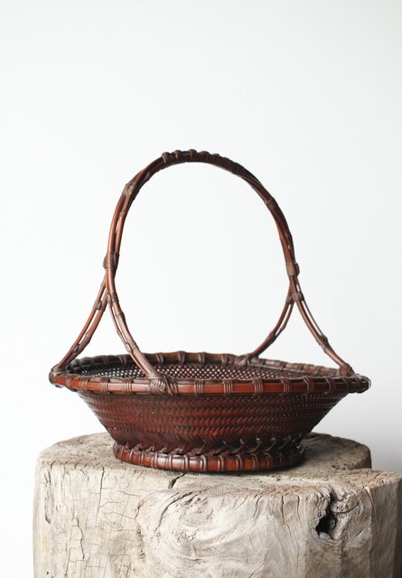 初代 前田竹房斎造 煤竹提梁平花盛籃/竹籠 U385｜骨董店 のびる 古美術