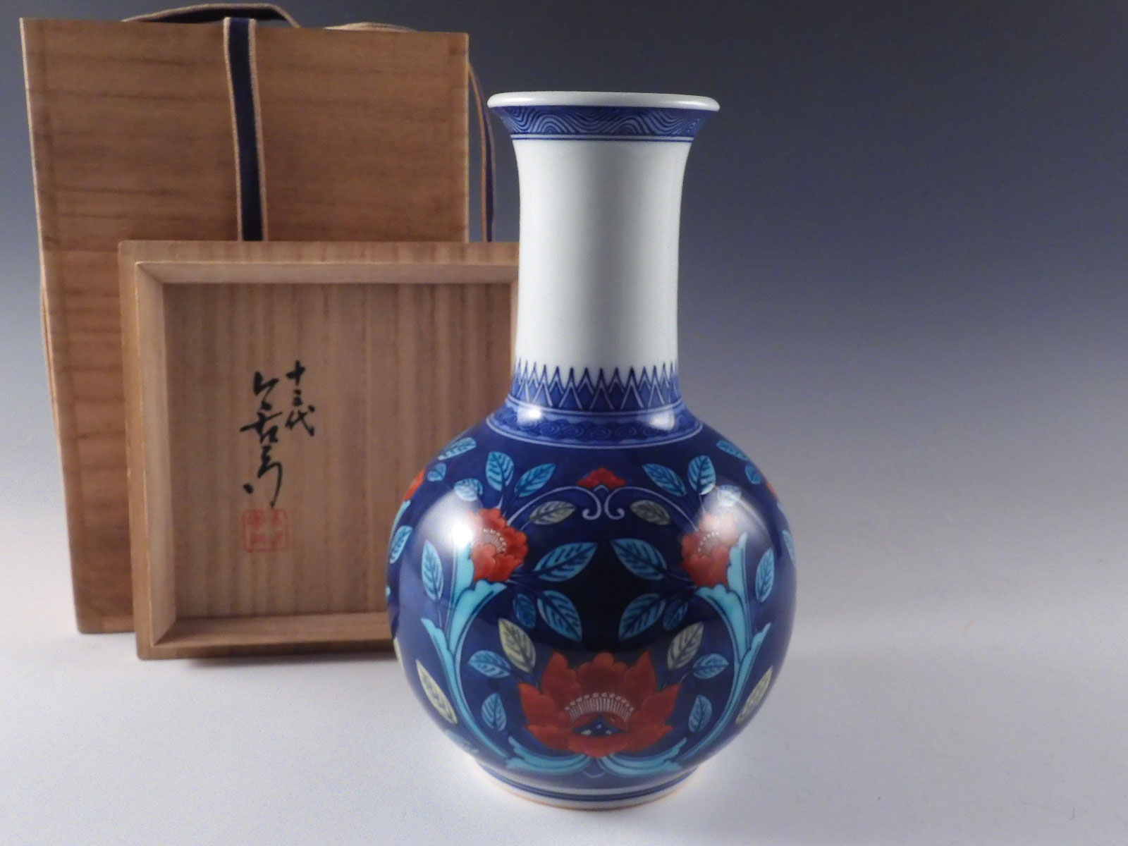 sold out】人間国宝 十三代 今泉今右衛門 造 本人作 色鍋島唐花文 花入