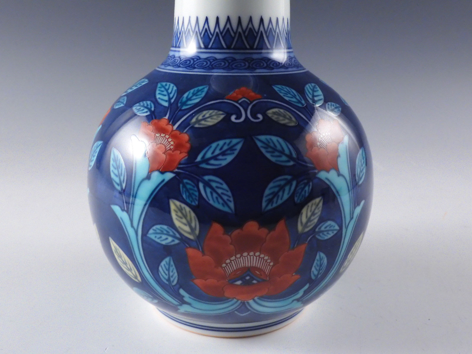 sold out】人間国宝 十三代 今泉今右衛門 造 本人作 色鍋島唐花文 花入