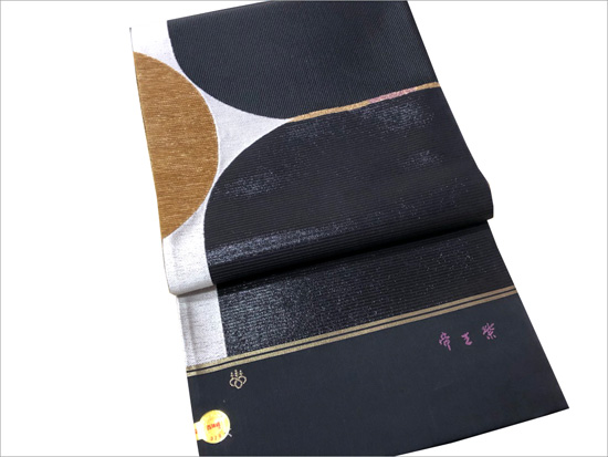 新入荷キモノ情報】じゅらく「帝王紫」モノトーンで魅せるモダンな洒落