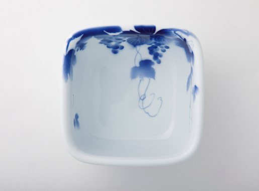 献菓 熱田神宮 浮彫りデザインの陶器皿 献菓 熱田神宮 浮彫りデザイン