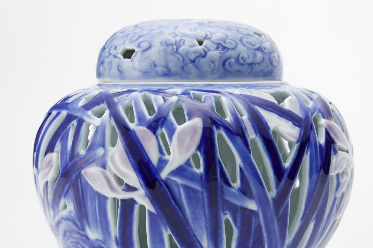 有田焼 深川製磁 「染付唐草文様三つ足香炉」 透かし彫り