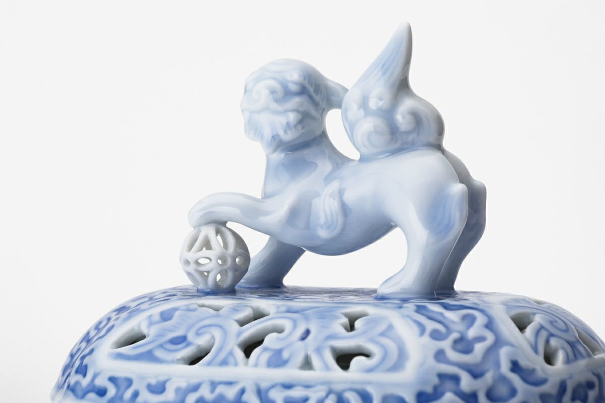 青白磁 蓋付き壺 獅子彫刻 青花魚藻文酒会壺 | 景徳鎮窯 | 収蔵品詳細