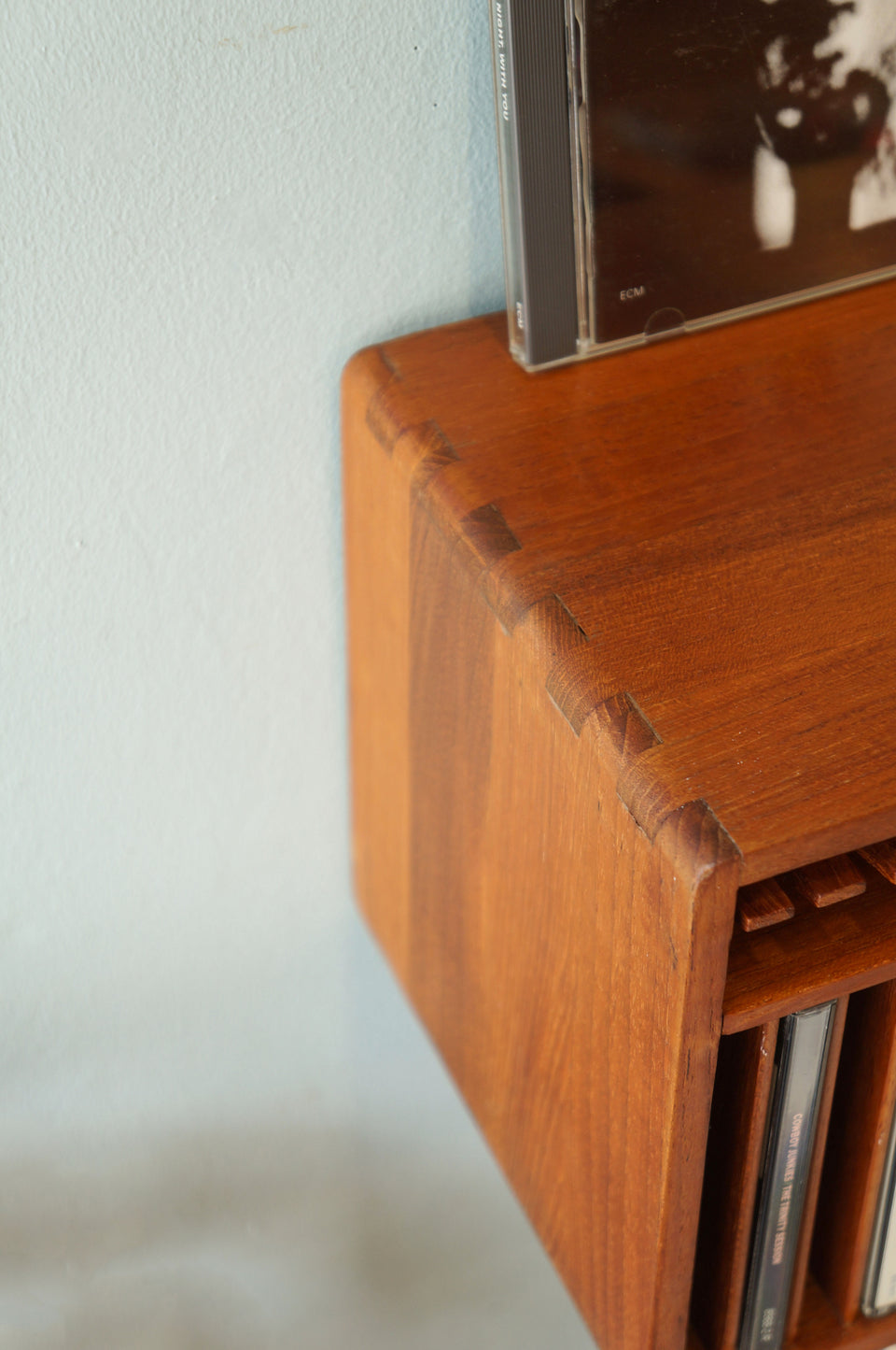 チーク材 DVD テープホルダー ウォールラック 壁掛け 収納