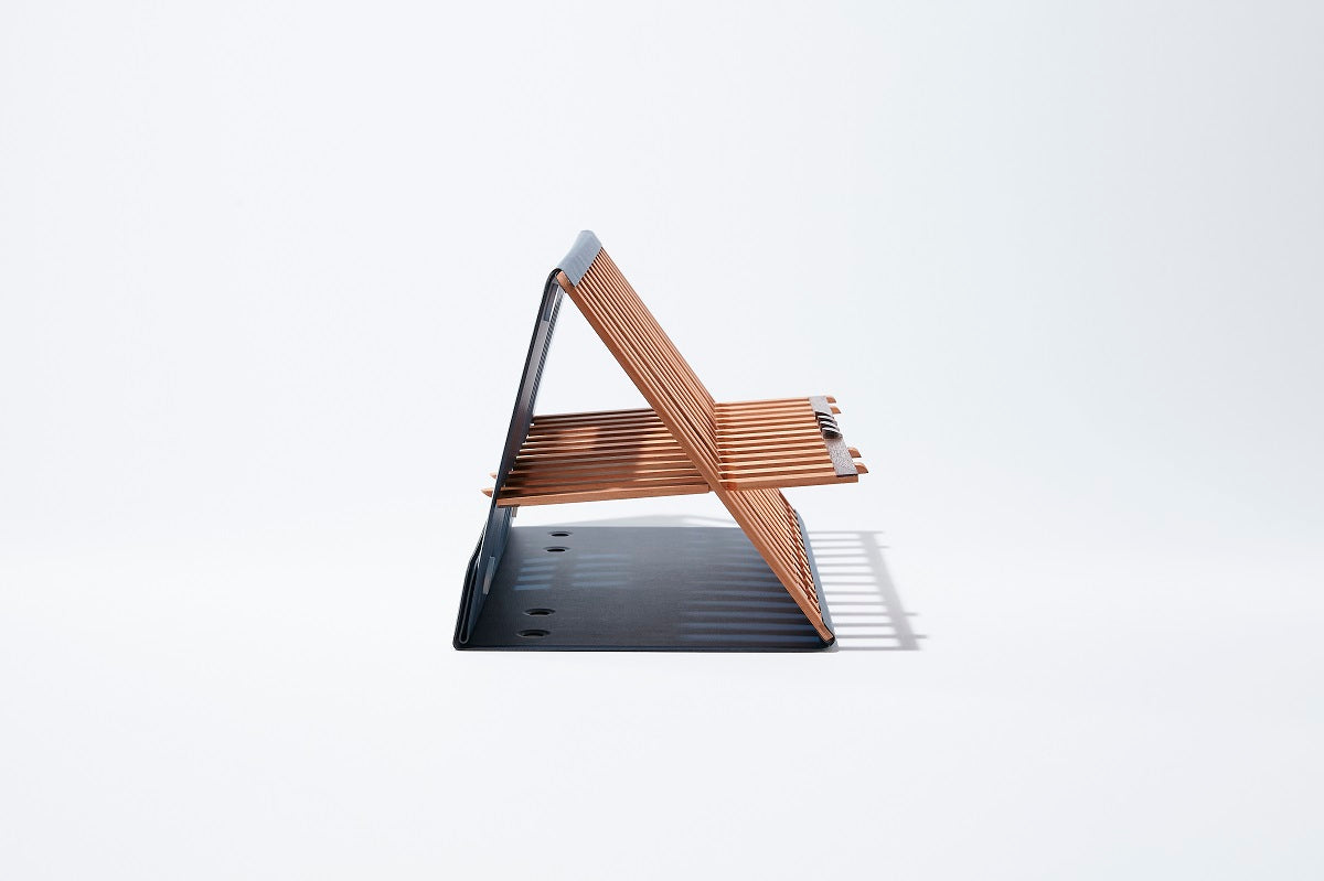 木のぬくもり溢れるPCスタンド「組格子」